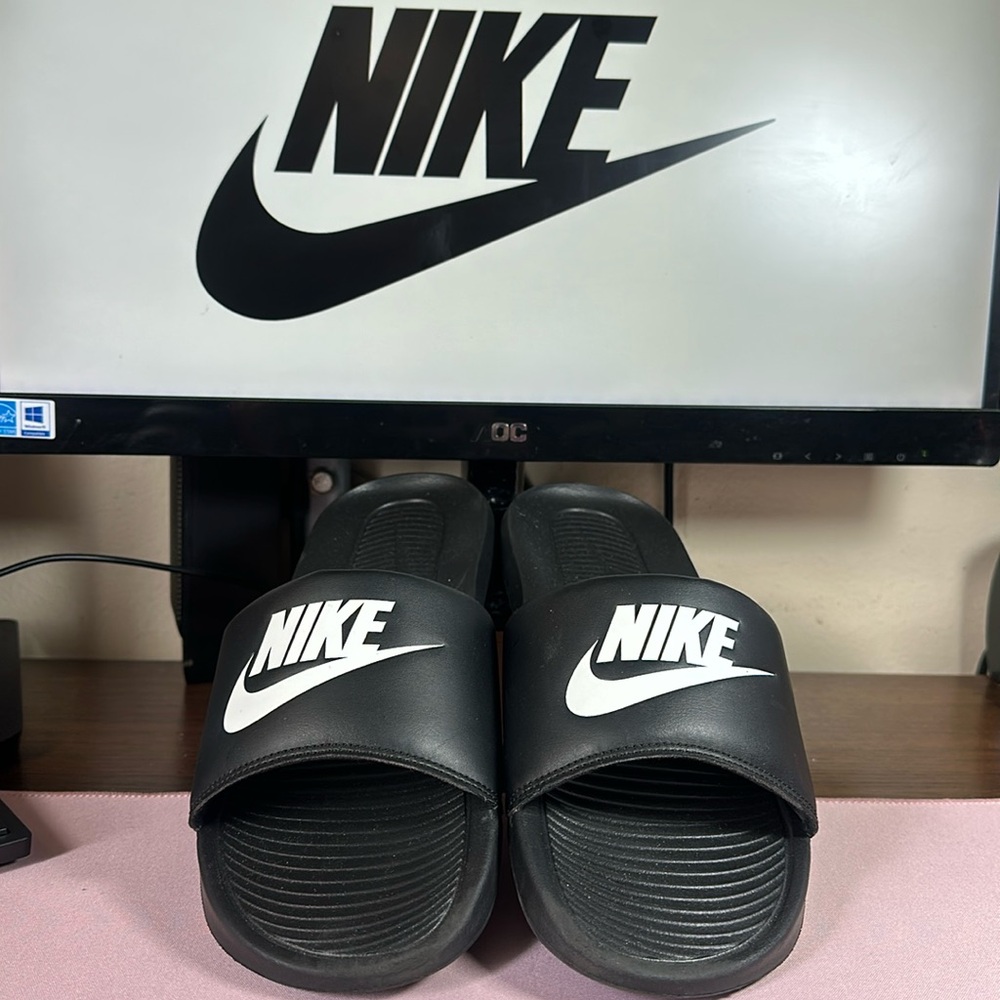 NIKE size 10